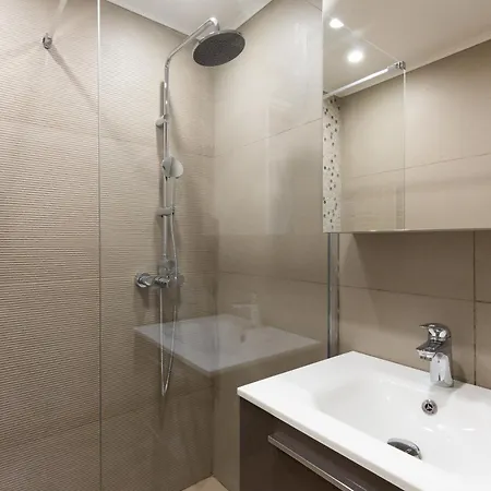 2-br 2 Minutes From The Parking